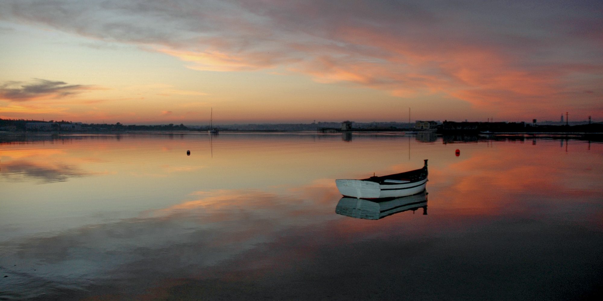 Sunset boat in Seixal.jpg